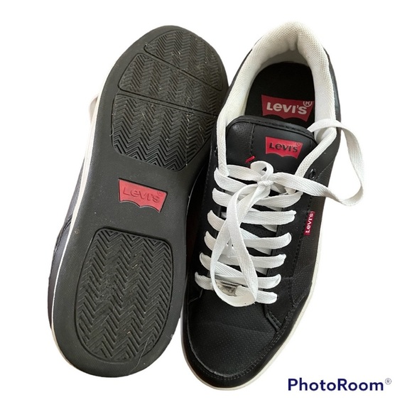 🐾 Levi’s men’s black leather sneakers size 91/2. In EUC - Picture 2 of 7